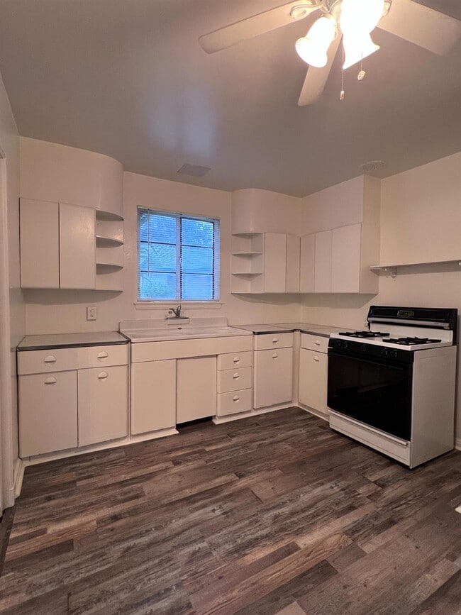 Building Photo - 1024 N Broadway St