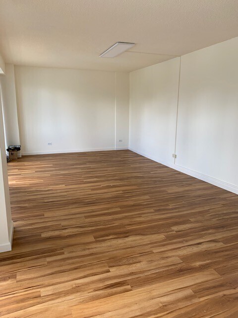Building Photo - Waikiki Twin Towers - Great location in he...