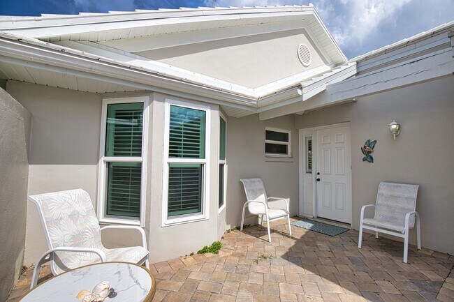 Building Photo - Seasonal Short-Term 2 Bed 2 Bath Heated Pool Villa with a Den in Harrington Lakes at Planation Go...