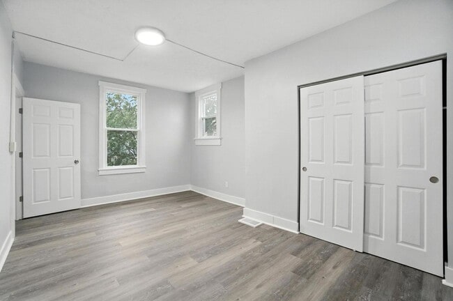Building Photo - Newly Renovated, Large Home in Dayton!!