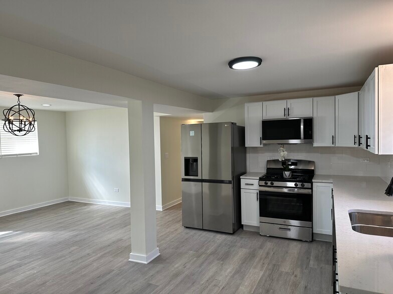 Eat-in kitchen - 219 N Waller Ave