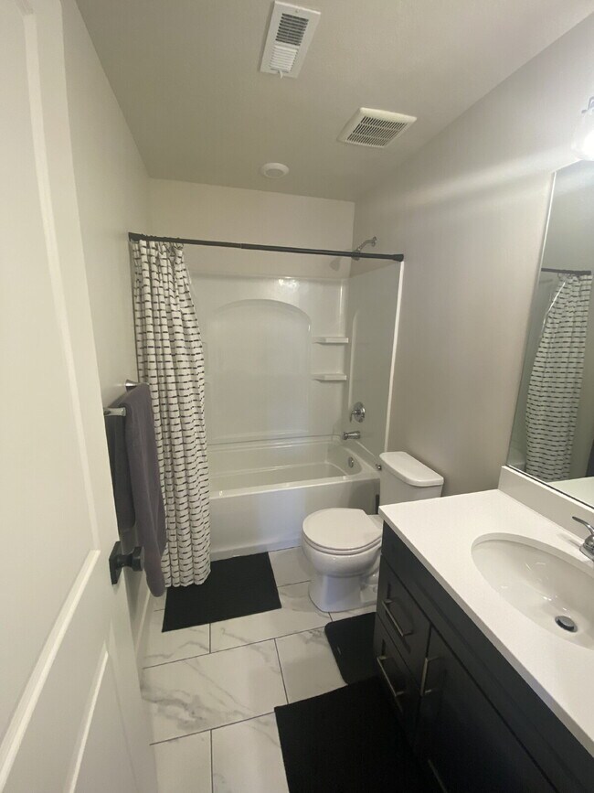 Building Photo - Breathtaking Desert Color 3 bed 2.5 bath townhome for rent!