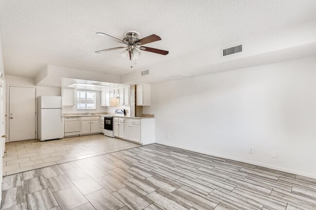 Building Photo - ADORABLE TOWN HOME with BALCONY and a GREAT SIZE PATIO/"BACKYARD"