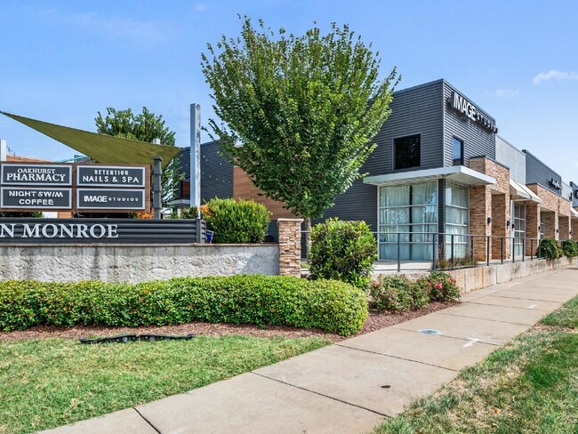 Building Photo - End unit townhome just minutes from uptown!!
