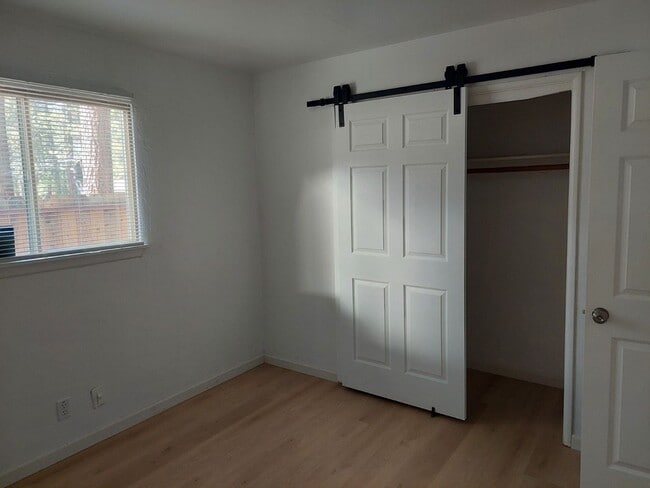 Building Photo - 2 Bedroom near Stateline