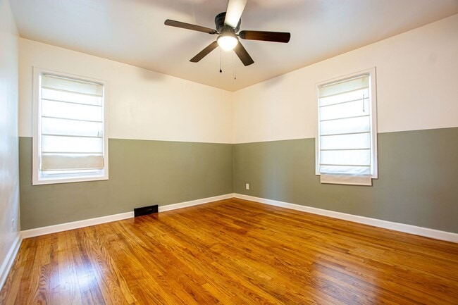 Building Photo - Adorable 2 Bedroom / 2 Bath Home in Aksarben with Washer/Dryer and Fenced Backyard!