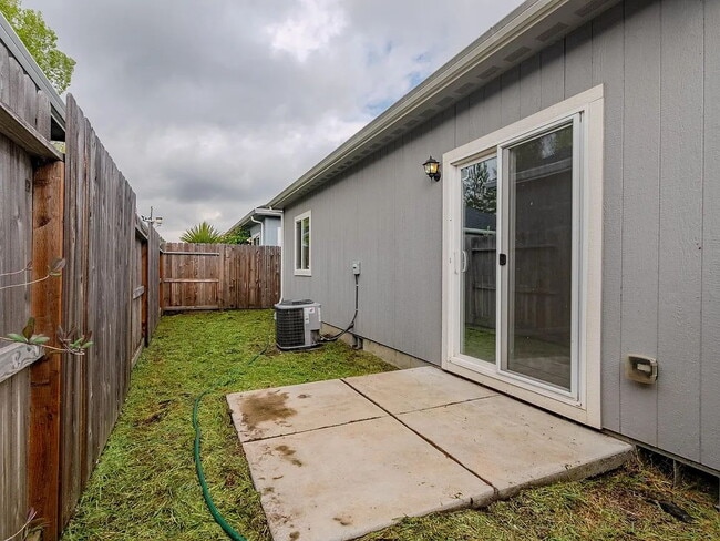 Building Photo - 855 Tannin Dr