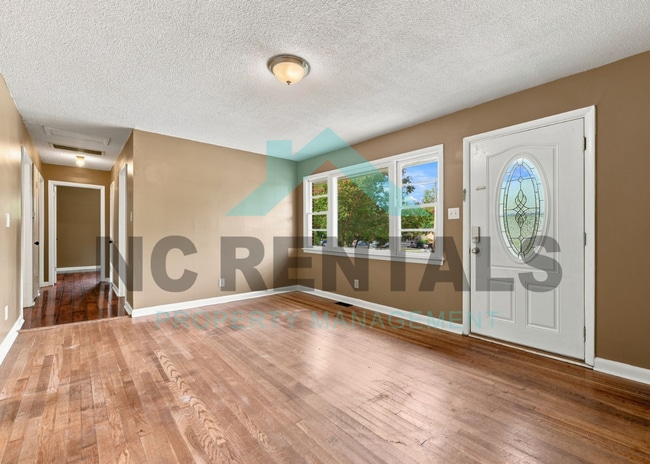 Building Photo - 1800 Woodmere Dr