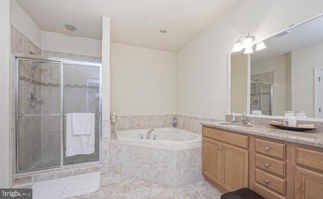 Building Photo - 4204 Lexington Ct