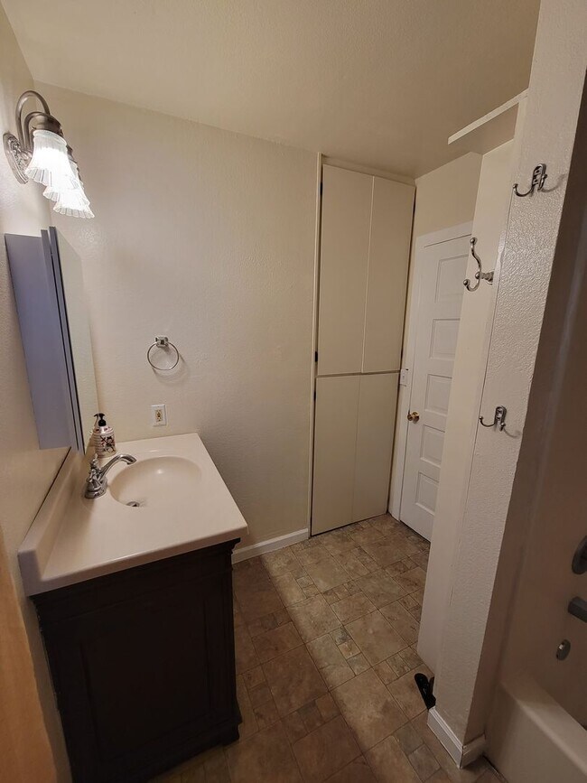 Building Photo - 2 Bedroom 1 Bathroom Home in Corning For R...