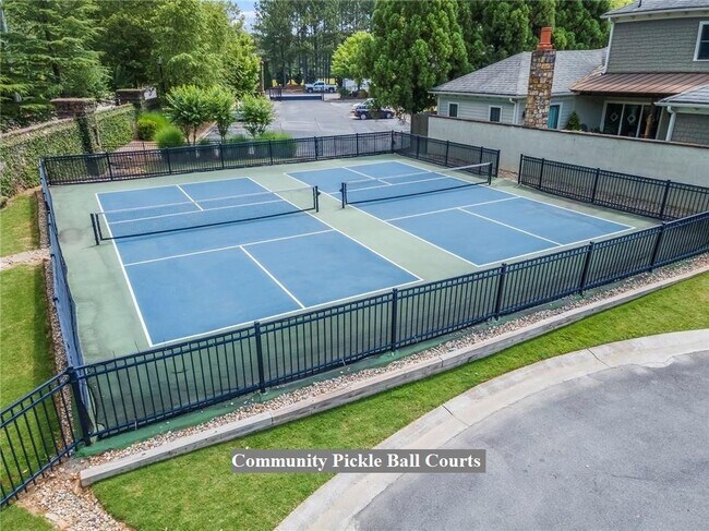 Building Photo - End-unit townhome with plenty of extra windows! Gated Community.