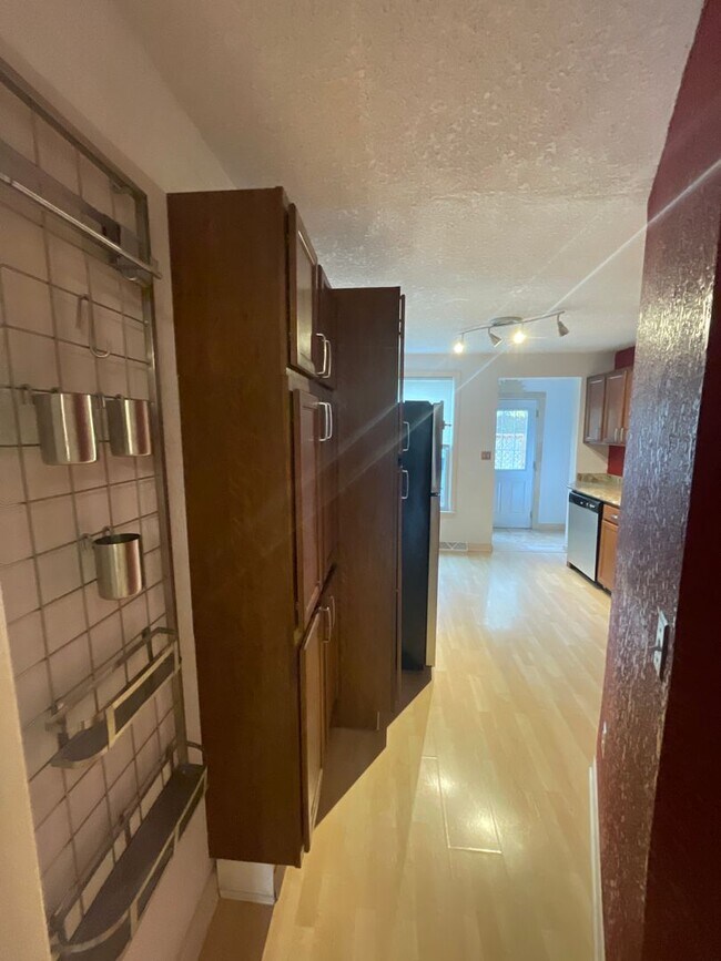 Building Photo - AVAILABLE NOW - 3 Bedroom/1.5 Bath Home wi...