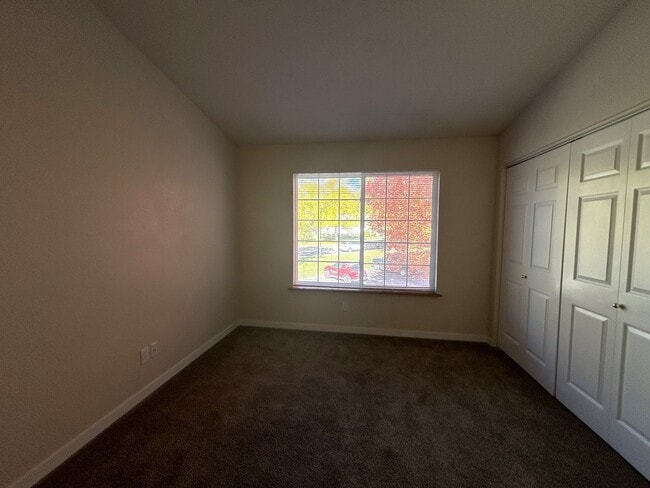 Building Photo - Comfortable 2BR Near Campus