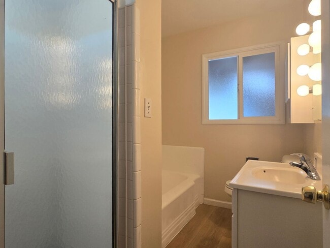 Building Photo - Cute Single Family Home with Large Bonus R...