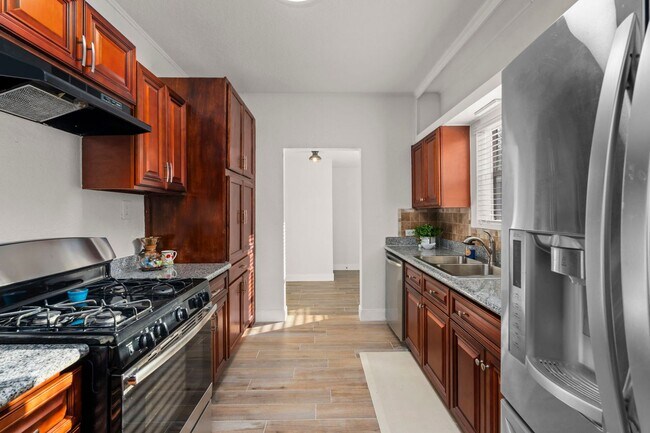 Building Photo - Beautifully Updated 3 bedroom, 2 bath!