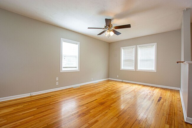 Building Photo - Adorable 3 Bedroom / 1 Bath Split Entry Home in Carter Lake with 2 Car Detach Garage!