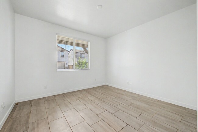 Building Photo - Gated community 4 bedroom home with community pool