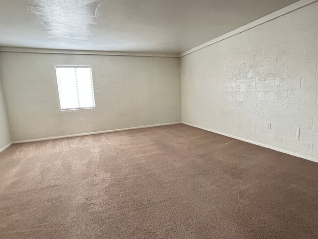 Building Photo - VERY ROOM 1 BEDROOM 1 BATH