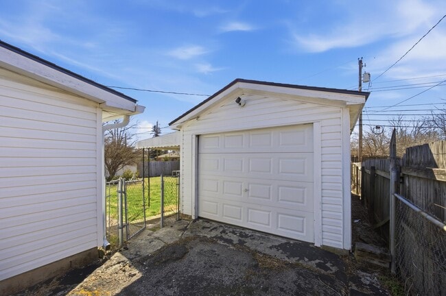 Building Photo - 2147 Palms Dr