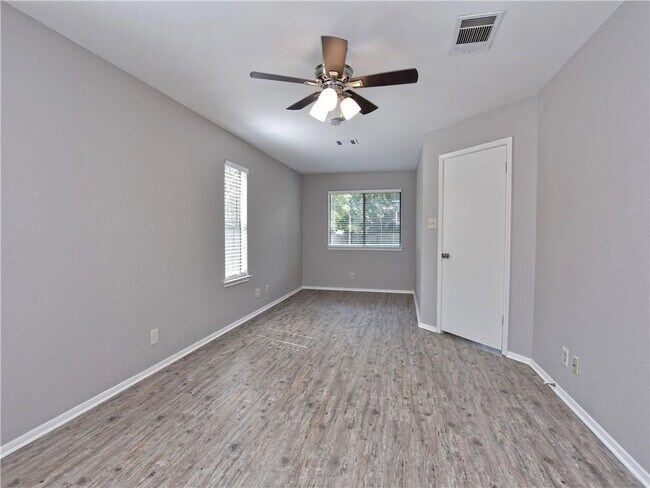 Building Photo - 802 Primrose Ln