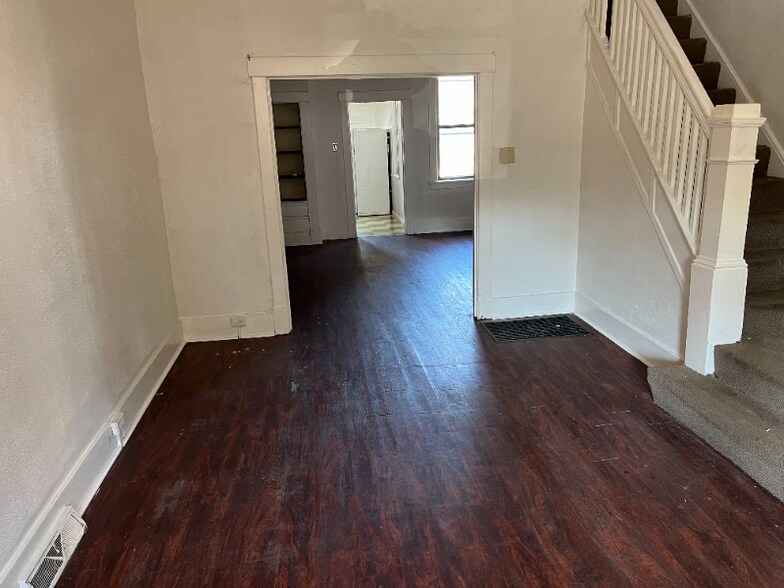 Building Photo - 1619 Lenz Ave