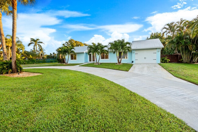 Building Photo - 9165 SE Yacht Club Cir