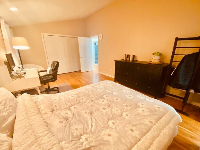 Building Photo - 14 Windsor Rd