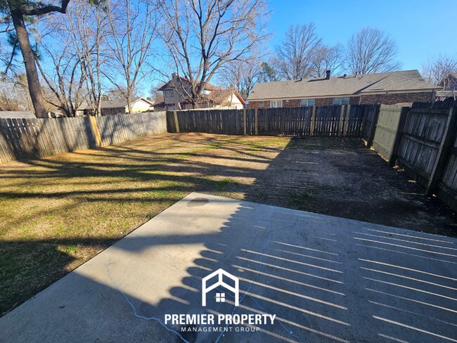 Building Photo - Newly Renovated 5BR Home with 2,334 Sq Ft, Fireplace & Fenced Yard in Memphis
