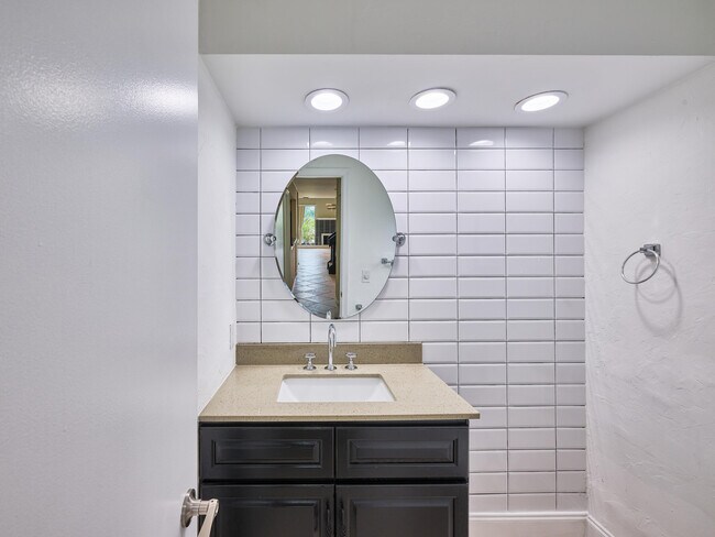 Building Photo - 6040 Glendale Dr