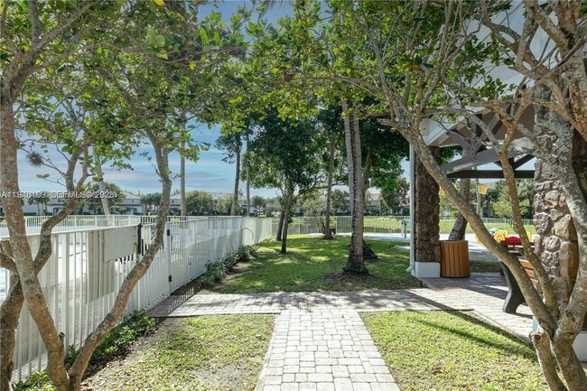 Building Photo - 2833 SW 82nd Ave