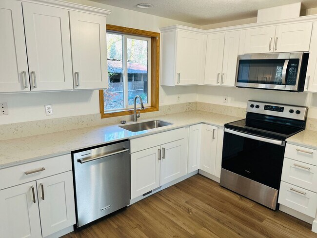 Building Photo - Charming Newly Remodeled Acreage Home