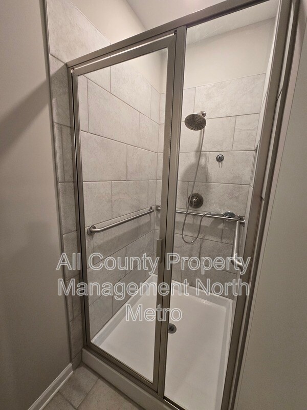 Building Photo - 490 Tall Pnes Ter