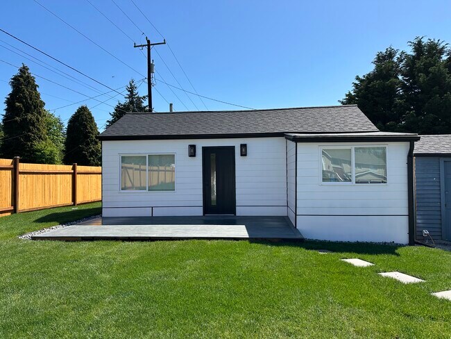 Building Photo - 1747 NE 147th St