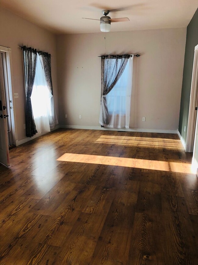 Building Photo - House- NW