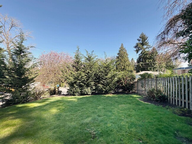 Building Photo - 2Bd/1.75Ba Seattle Home
