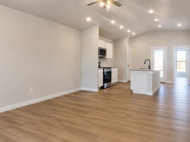 Building Photo - 2416 Goldfinch Rd
