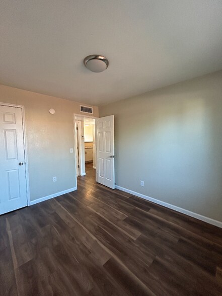 Building Photo - 3953 N Palm Grove Dr
