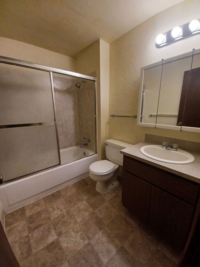 Building Photo - Gama08~1232 W 8th Ave.