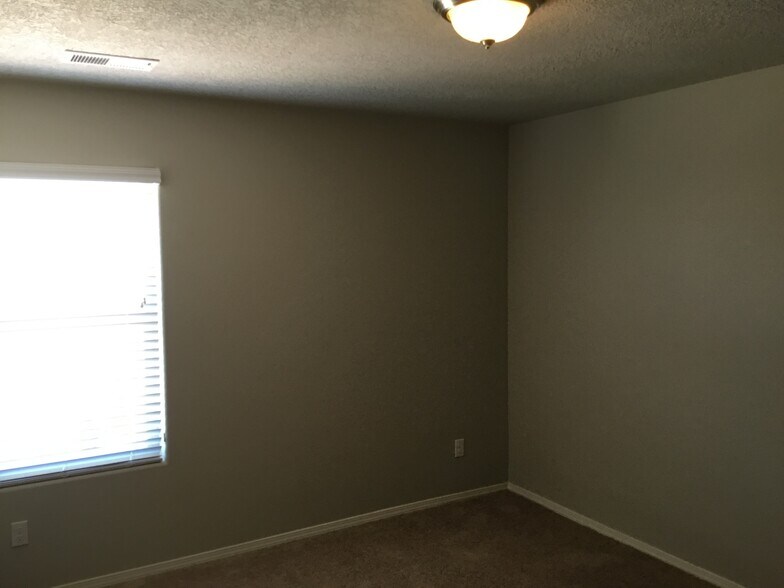 Building Photo - 2711 Full Moon Ct NE