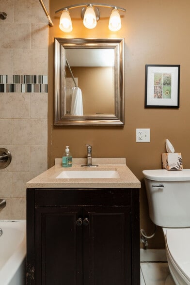 Building Photo - 2149 W Division St