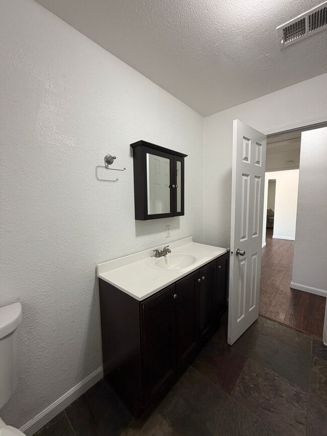 Building Photo - Charming 2-Bed, 1.5-Bath Home with 2-Car Garage in Hesperia, CA!