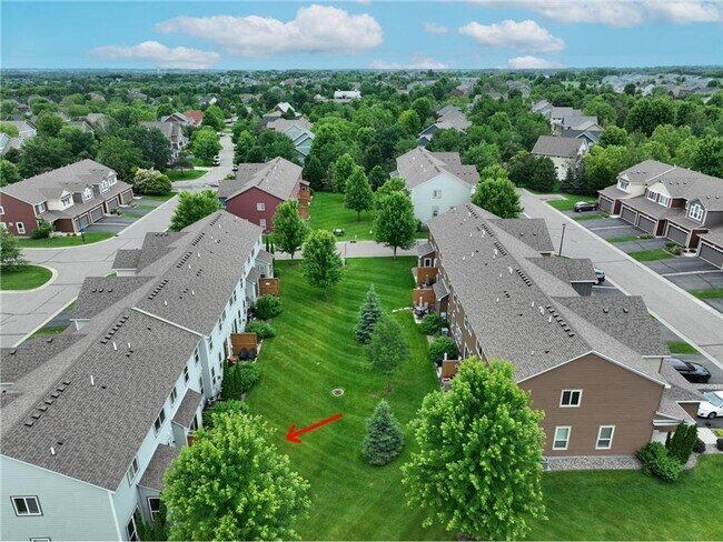 Building Photo - Rare 3 bed 4 bath updated almost 2300 sf townhouse in Woodbury!