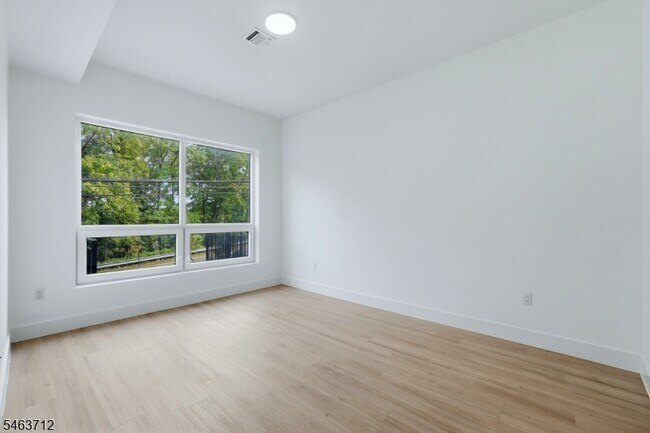 Building Photo - 420 River Dr