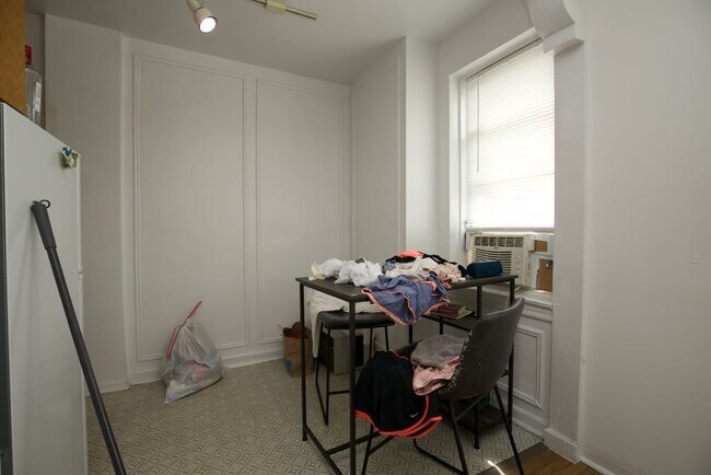 Building Photo - 4060 N Kenmore Ave