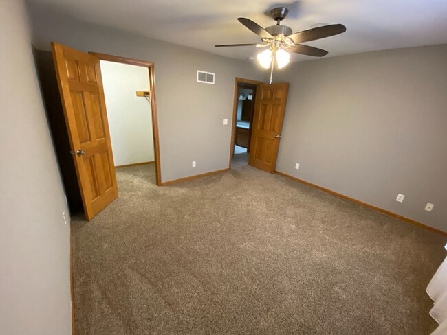 Building Photo - Wonderful Fox Chase home with fantastic spacious floor plan.