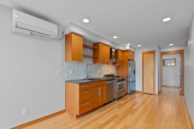 Building Photo - Air Conditioned West Seattle Live/Work Tow...