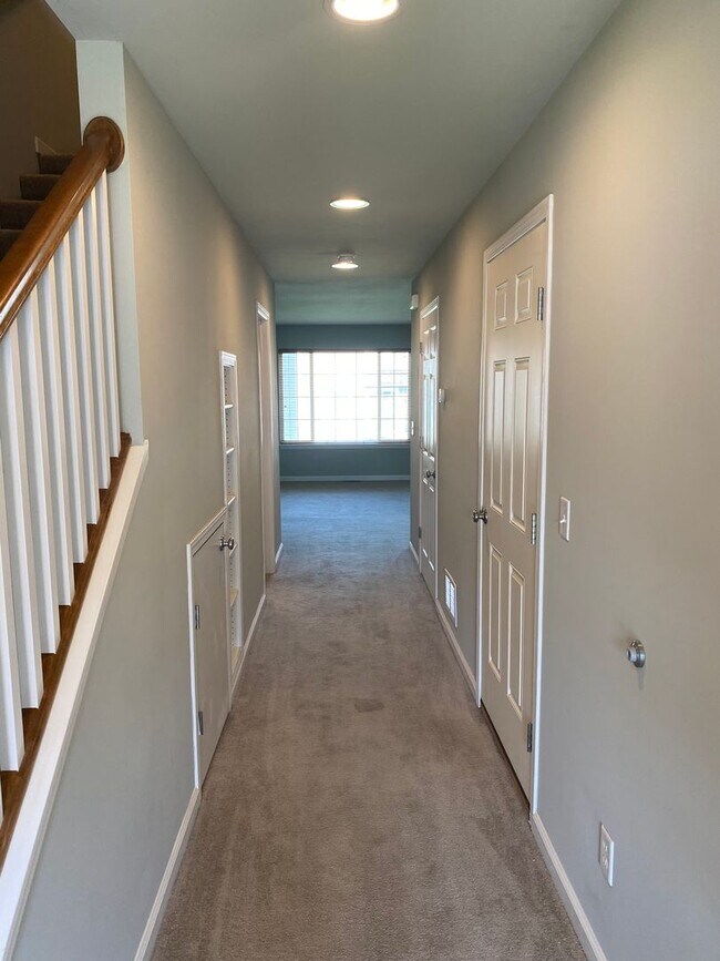 Building Photo - Spacious End Unit Condo
