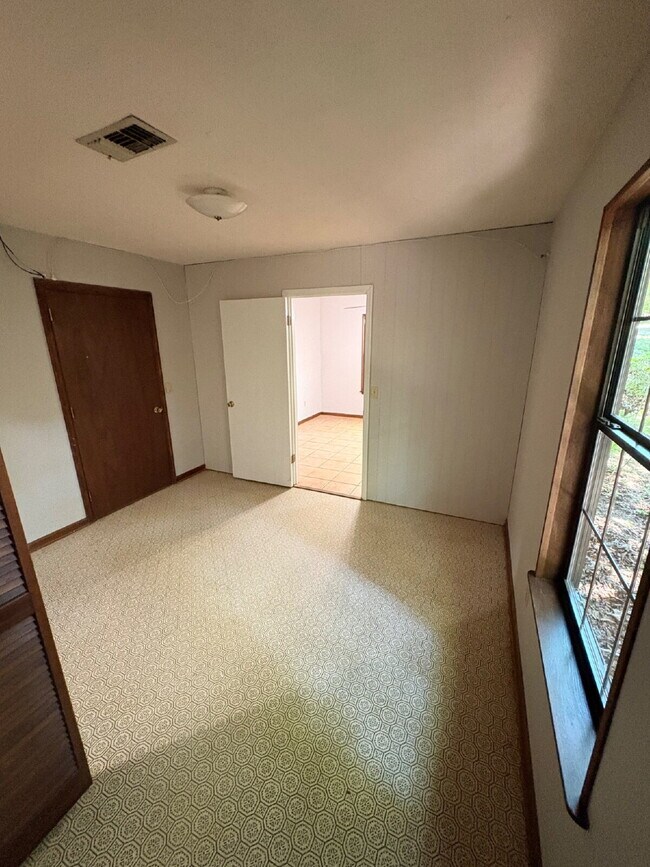 Building Photo - Charming 3-Bed, 2-Bath Home with 1623 sq. ft. of Comfort in the North Side of Tallahassee!