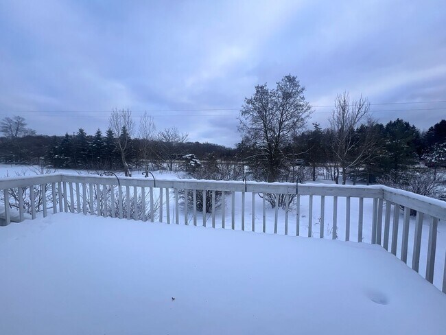 Building Photo - Rockford Schools!  4-Bedroom Duplex