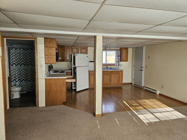 Kitchen/dining room, Bathroom - 603 Genesis Ave